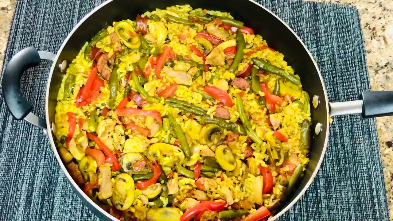 البايلا  و السجق  sausage paella